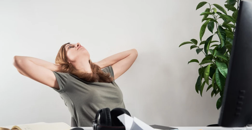 1-freelancer-procrastinate-at-home-office