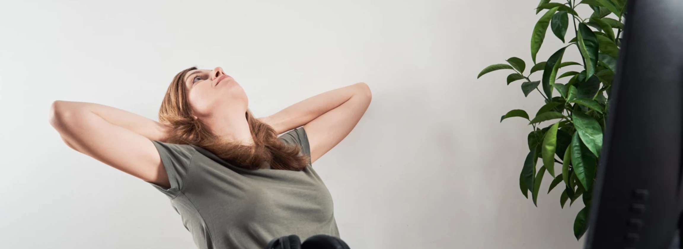 1-freelancer-procrastinate-at-home-office
