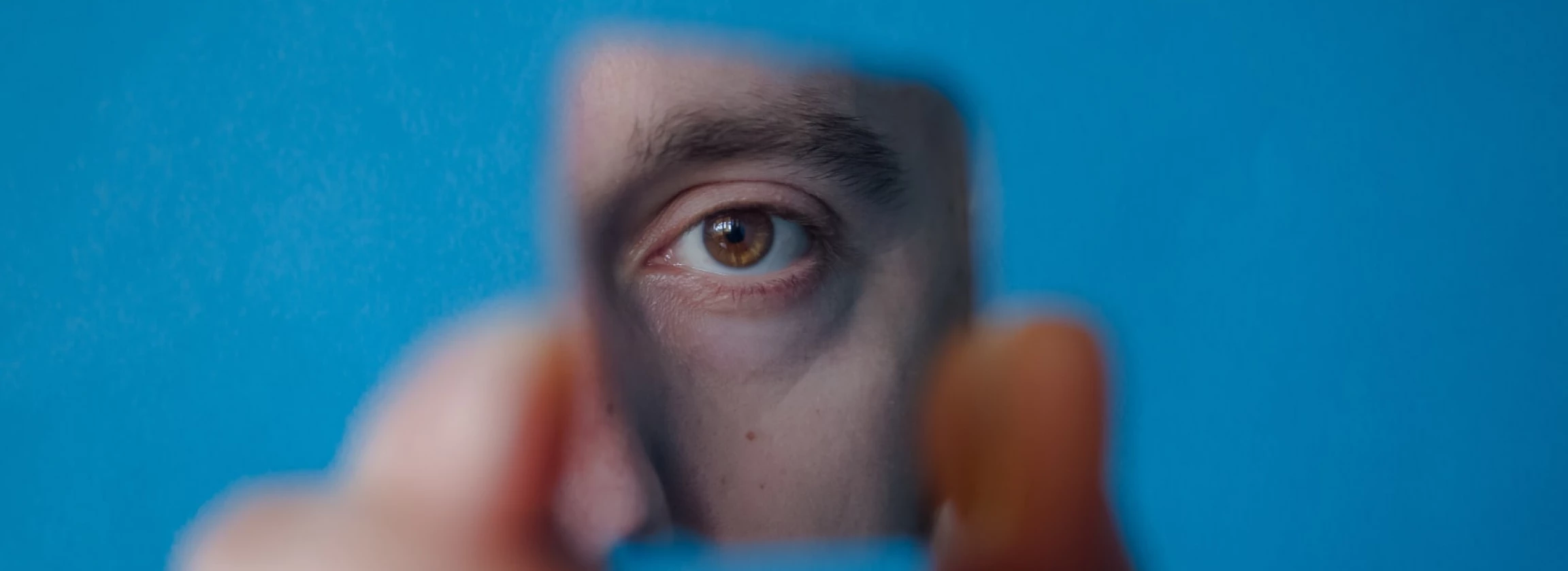 man sees himself in the mirror
